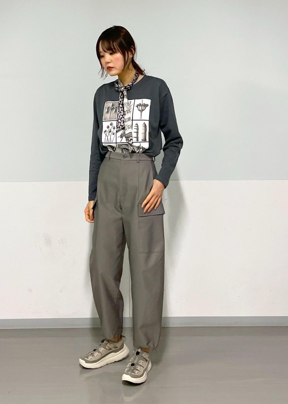 グレー系のTシャツ/カットソー、グレー系のカーゴパンツ、ブラック系のテーラードジャケットを着用したレディースの春コーディネートの10枚目の写真