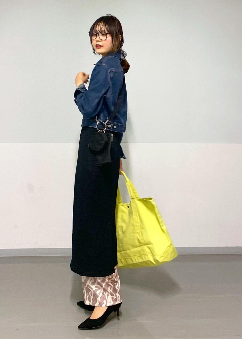 イエロー系のその他パンツ、ブラック系のスカート、ブラック系のトートバッグを着用したレディースの春コーディネートの3枚目の写真