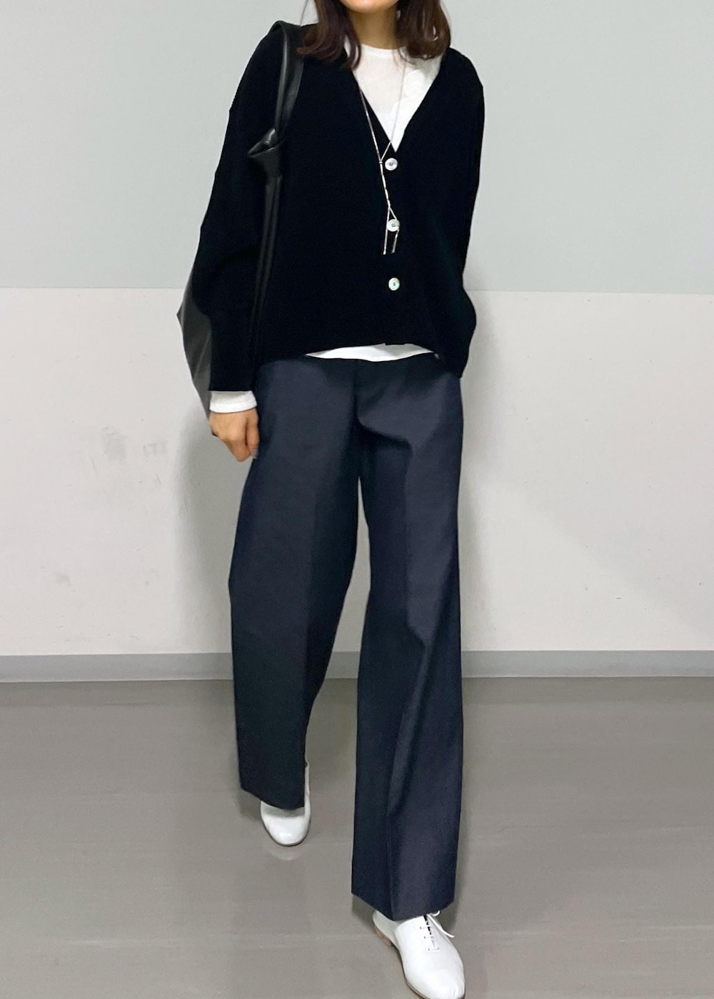 ホワイト系のその他シューズ、ブラック系のトートバッグ、ブラック系のカーディガン/ボレロを着用したレディースの春コーディネートの8枚目の写真