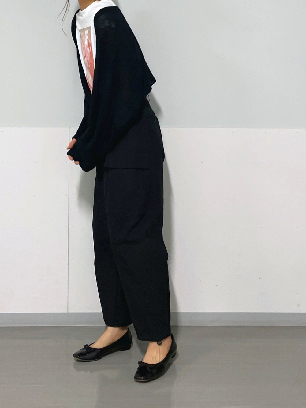 ブラック系のカーディガン/ボレロ、ブラック系のカーゴパンツ、ブラック系のバレエシューズを着用したレディースの秋コーディネートの4枚目の写真