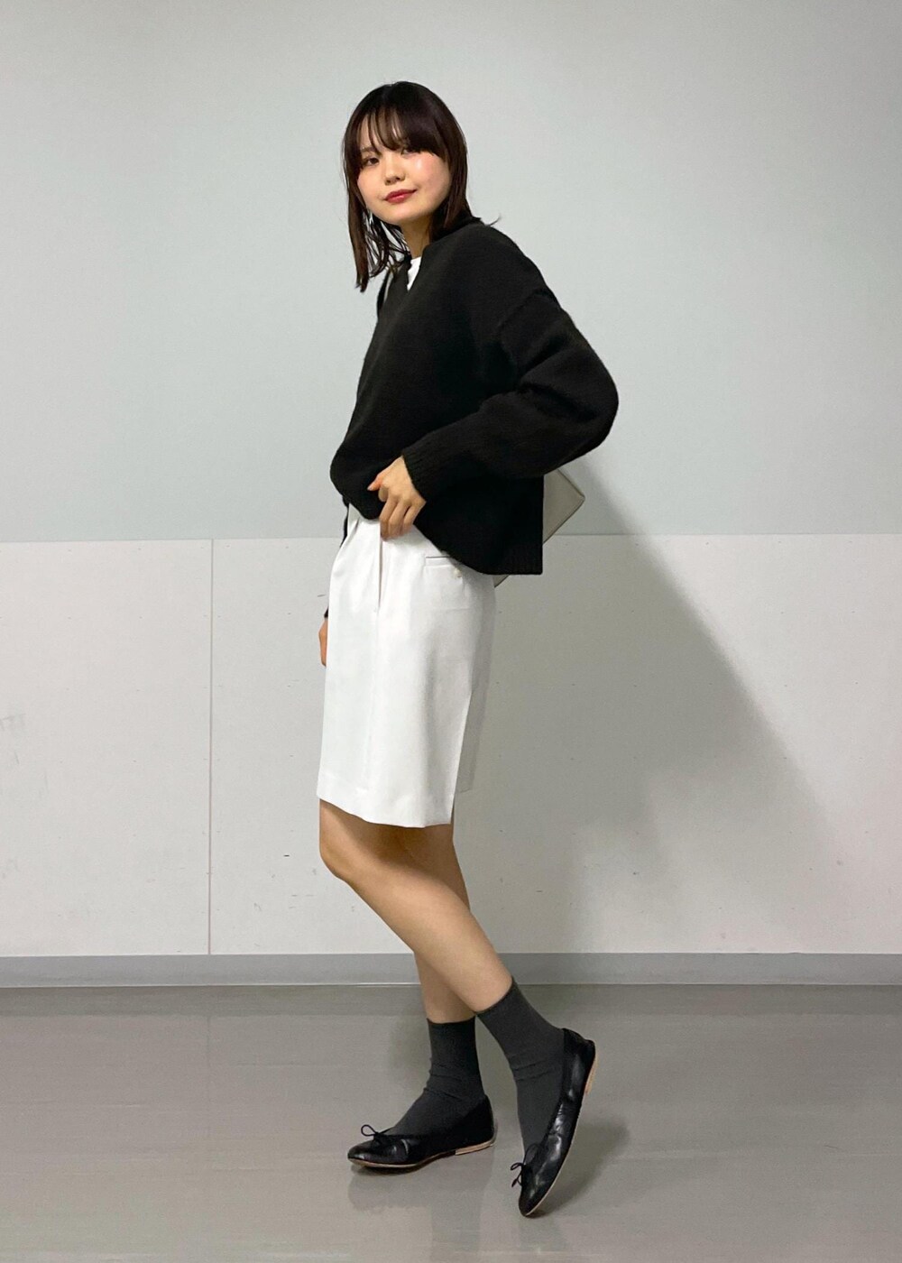 ホワイト系のその他パンツ、ホワイト系のTシャツ/カットソー、グレー系のショルダーバッグを着用したレディースの秋コーディネートの7枚目の写真