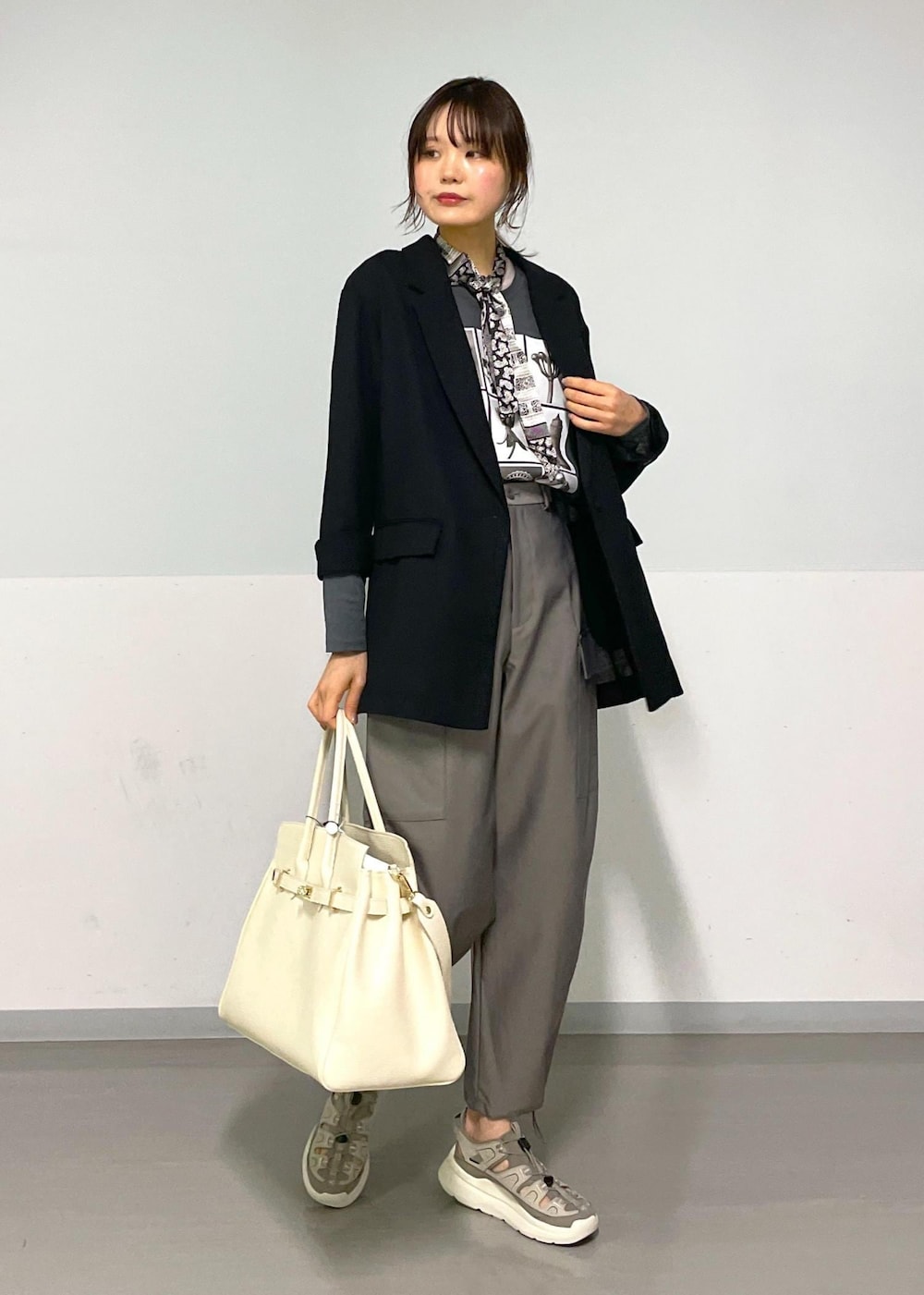 グレー系のTシャツ/カットソー、グレー系のカーゴパンツ、ブラック系のテーラードジャケットを着用したレディースの春コーディネートの5枚目の写真