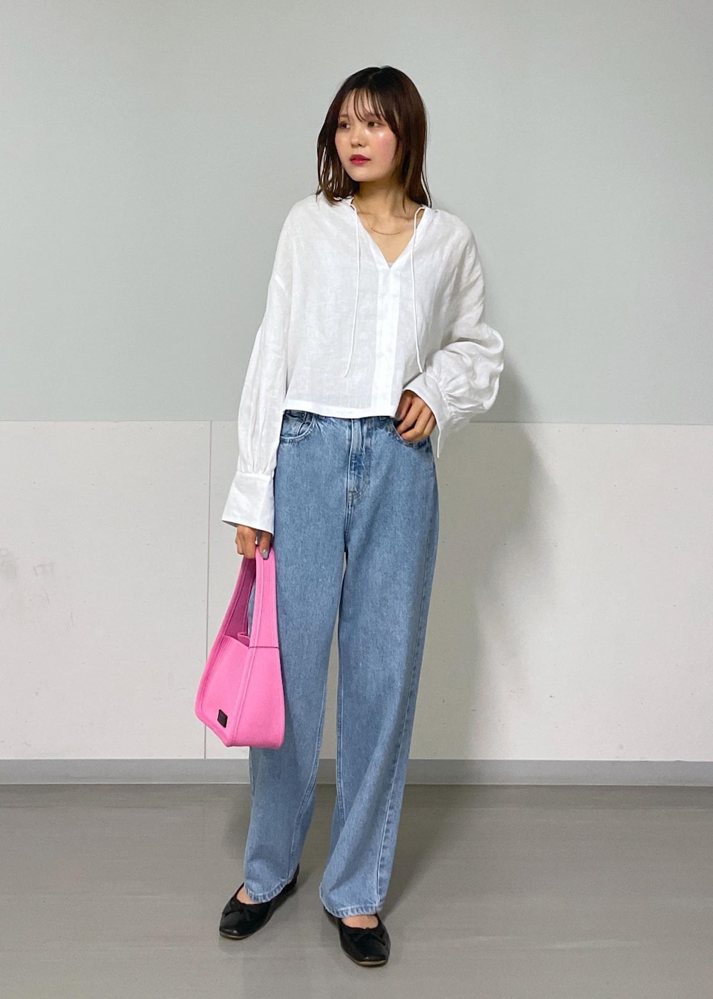 グレー系のタンクトップ、ピンク系のハンドバッグ、ホワイト系のシャツ/ブラウスを着用したレディースの夏コーディネートの7枚目の写真