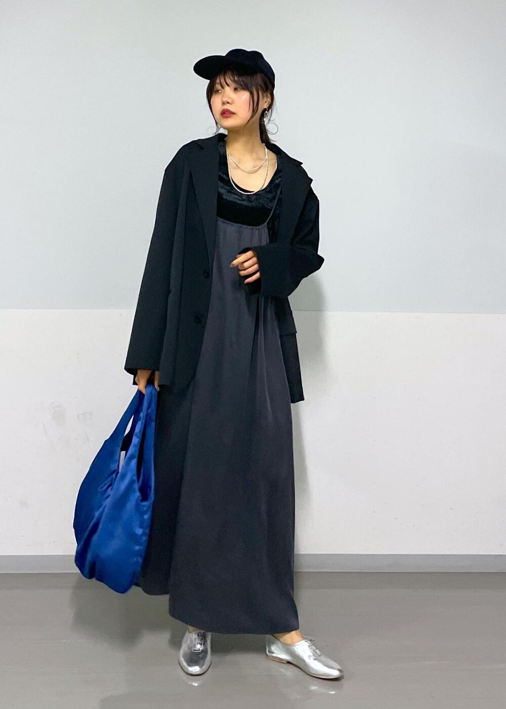 シルバー系のその他シューズ、ブラック系のTシャツ/カットソー、グレー系のワンピースを着用したレディースの冬コーディネートの7枚目の写真