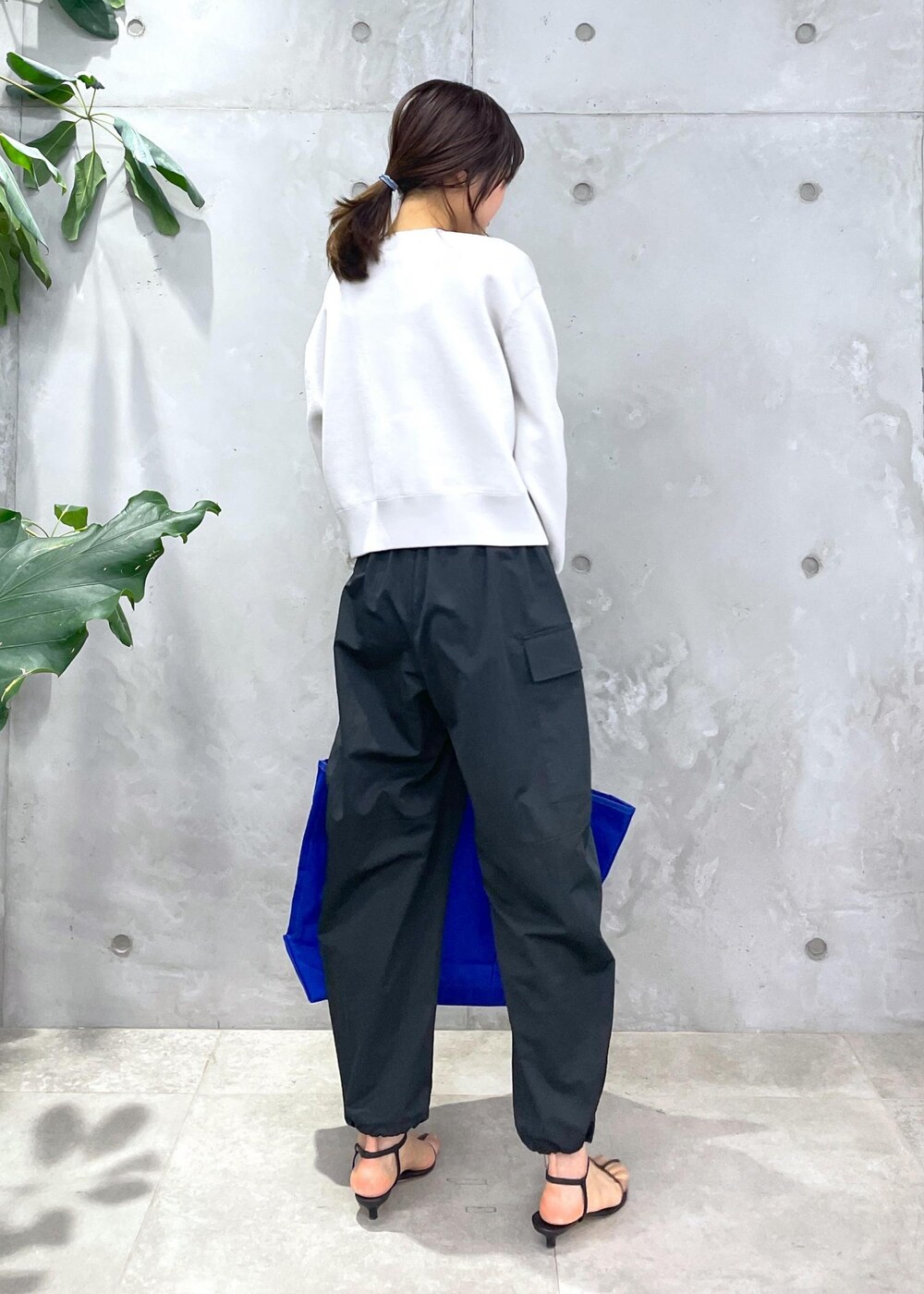 グレー系のTシャツ/カットソー、ブラック系のカーゴパンツ、グレー系のカーディガン/ボレロを着用したレディースの冬コーディネートの10枚目の写真