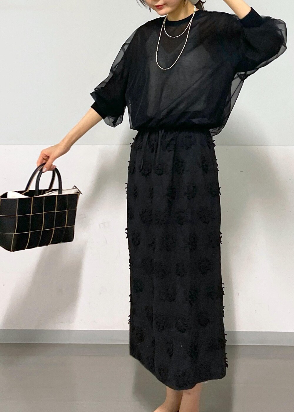 ブラック系のトートバッグ、ホワイト系のキャミソール、ブラック系のTシャツ/カットソーを着用したレディースの春コーディネートの8枚目の写真