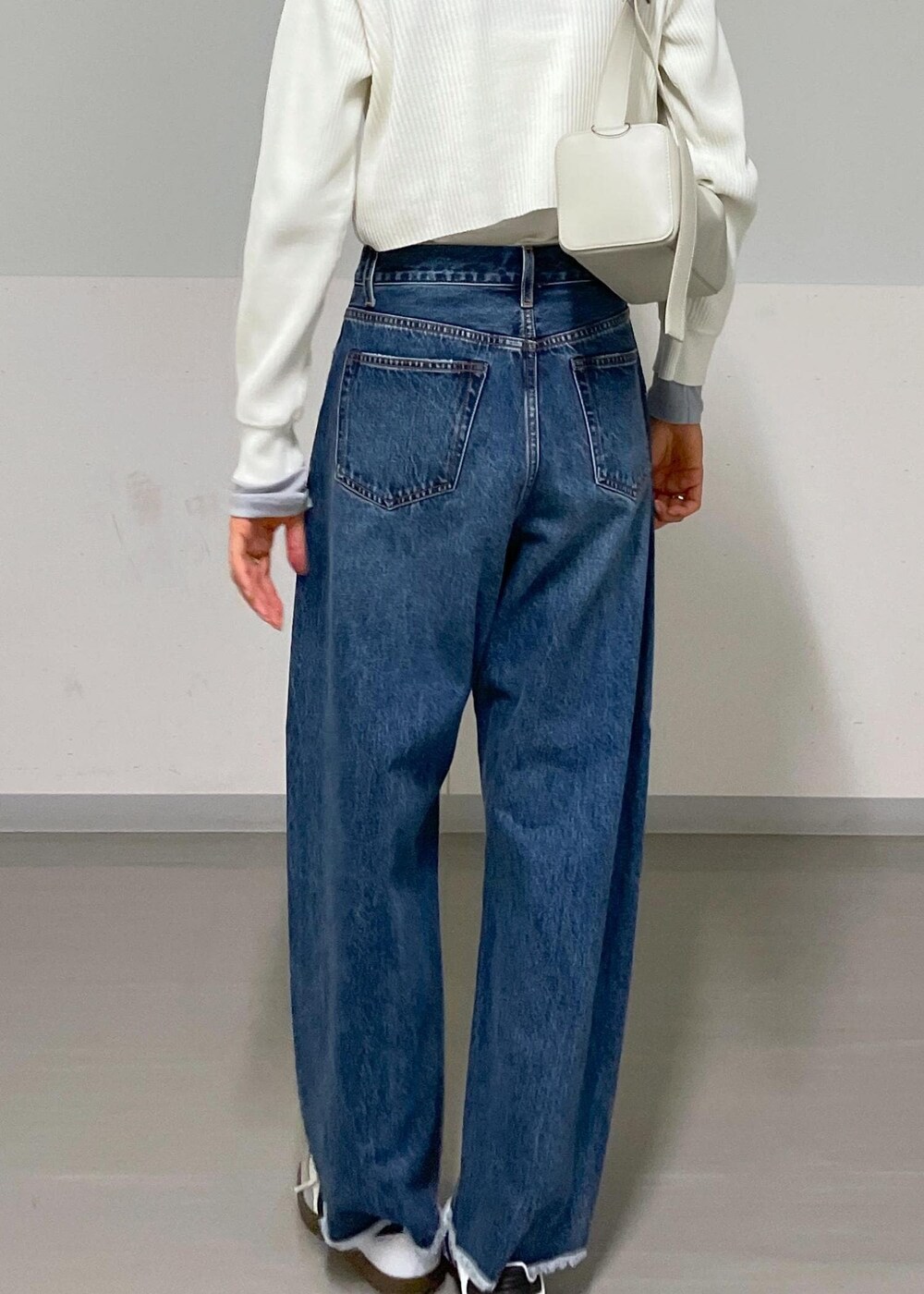 グレー系のショルダーバッグ、ホワイト系のカーディガン/ボレロ、グレー系のTシャツ/カットソーを着用したレディースの夏コーディネートの8枚目の写真