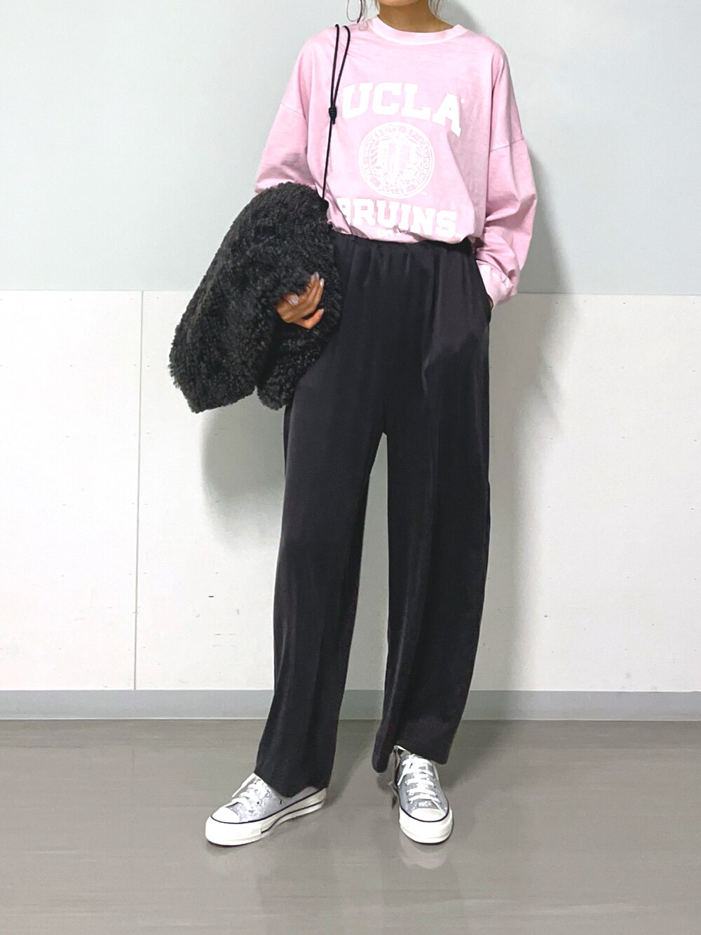 グレー系のベスト、グレー系のその他パンツ、シルバー系のスニーカーを着用したレディースの秋コーディネートの4枚目の写真