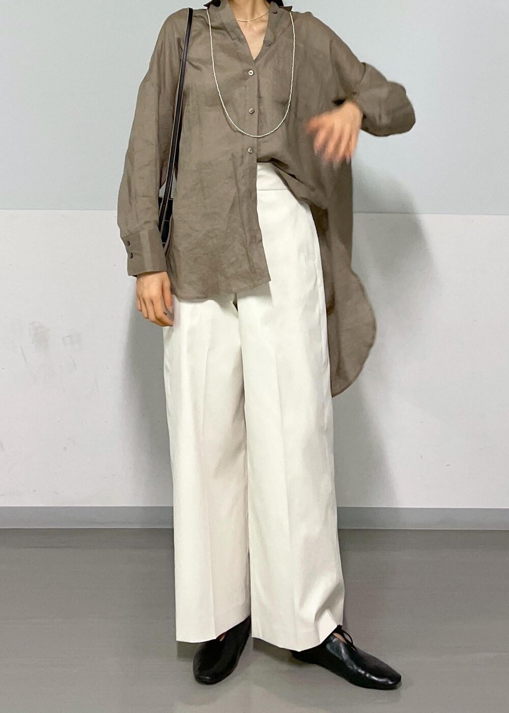 ブラック系のショルダーバッグ、グリーン系のシャツ/ブラウス、ホワイト系のその他パンツを着用したレディースの春コーディネートの7枚目の写真