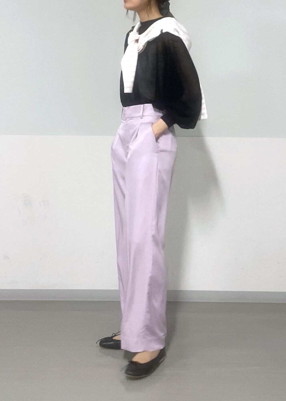 ブラック系のショルダーバッグ、パープル系のその他パンツ、ブラック系のTシャツ/カットソーを着用したレディースの夏コーディネートの3枚目の写真