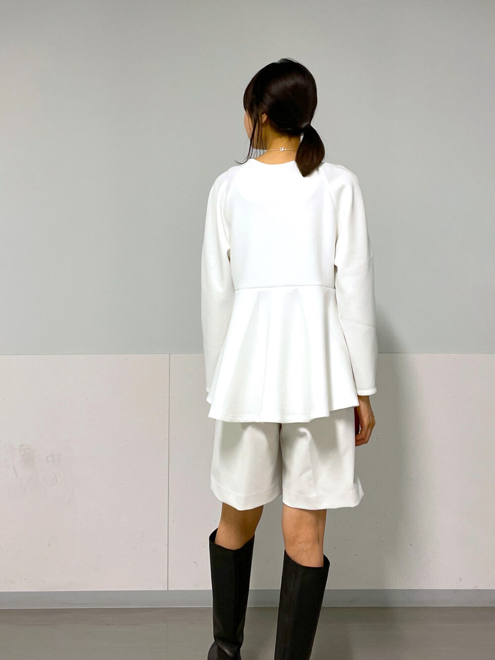 ブラック系のブルゾン、ホワイト系のTシャツ/カットソー、ホワイト系のその他パンツを着用したレディースの秋コーディネートの4枚目の写真