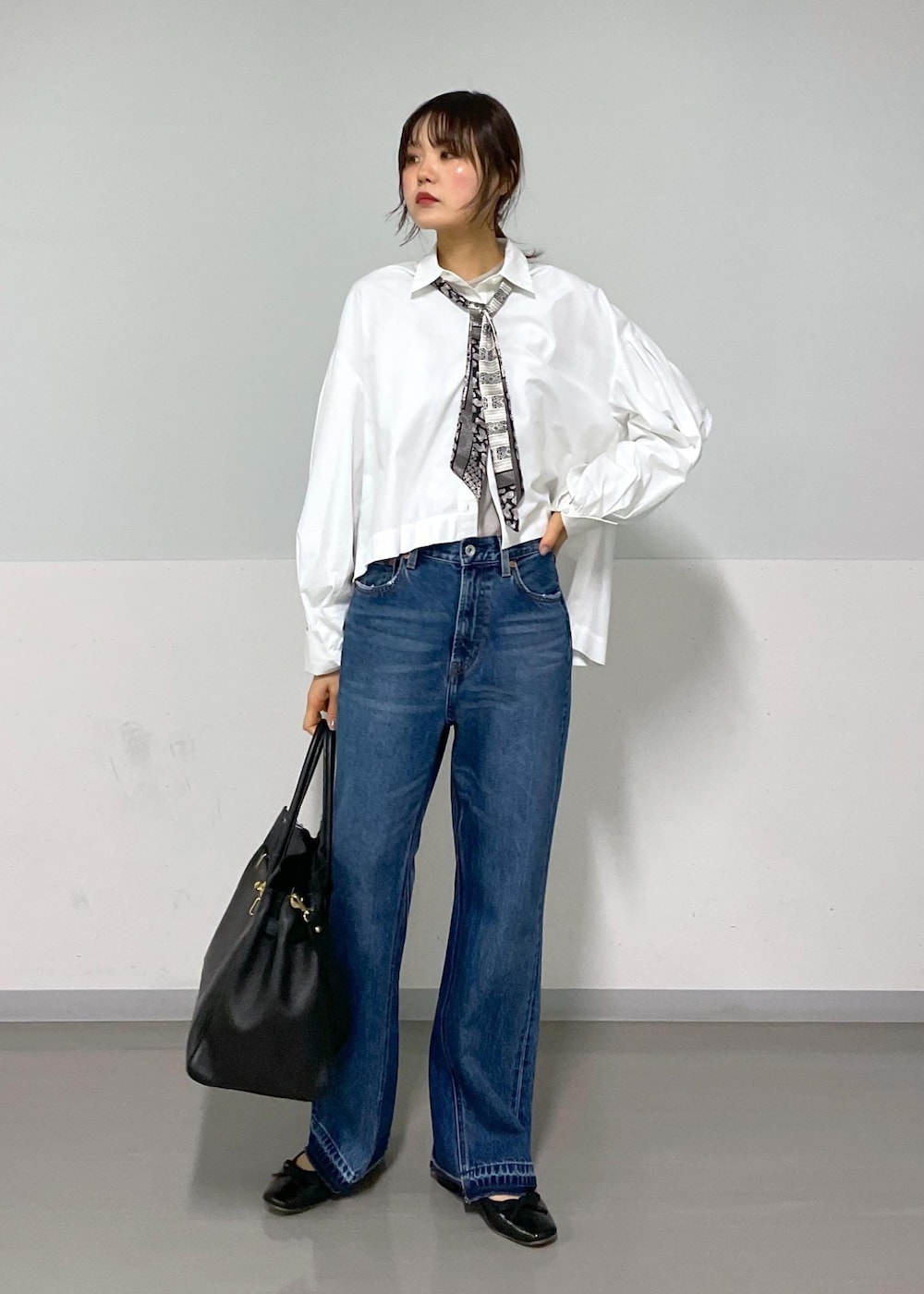 ホワイト系のシャツ/ブラウス、ブルー系のデニムパンツを着用したレディースの春コーディネートの6枚目の写真