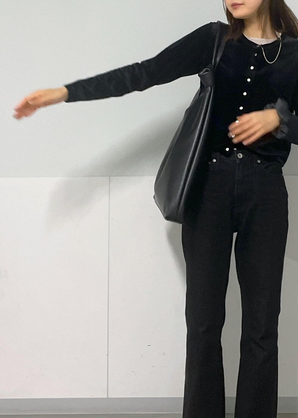 グレー系のTシャツ/カットソー、ブラック系のトートバッグ、グレー系のデニムパンツを着用したレディースの冬コーディネートの9枚目の写真