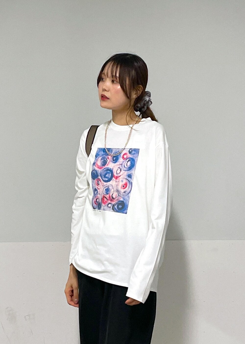 ホワイト系のカーディガン/ボレロ、ブラック系のスラックス、ブラック系のトートバッグを着用したレディースの夏コーディネートの8枚目の写真