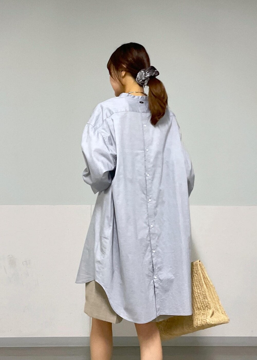 ベージュ系のその他パンツ、シルバー系のサンダル、グレー系のシャツ/ブラウスを着用したレディースの夏コーディネートの4枚目の写真