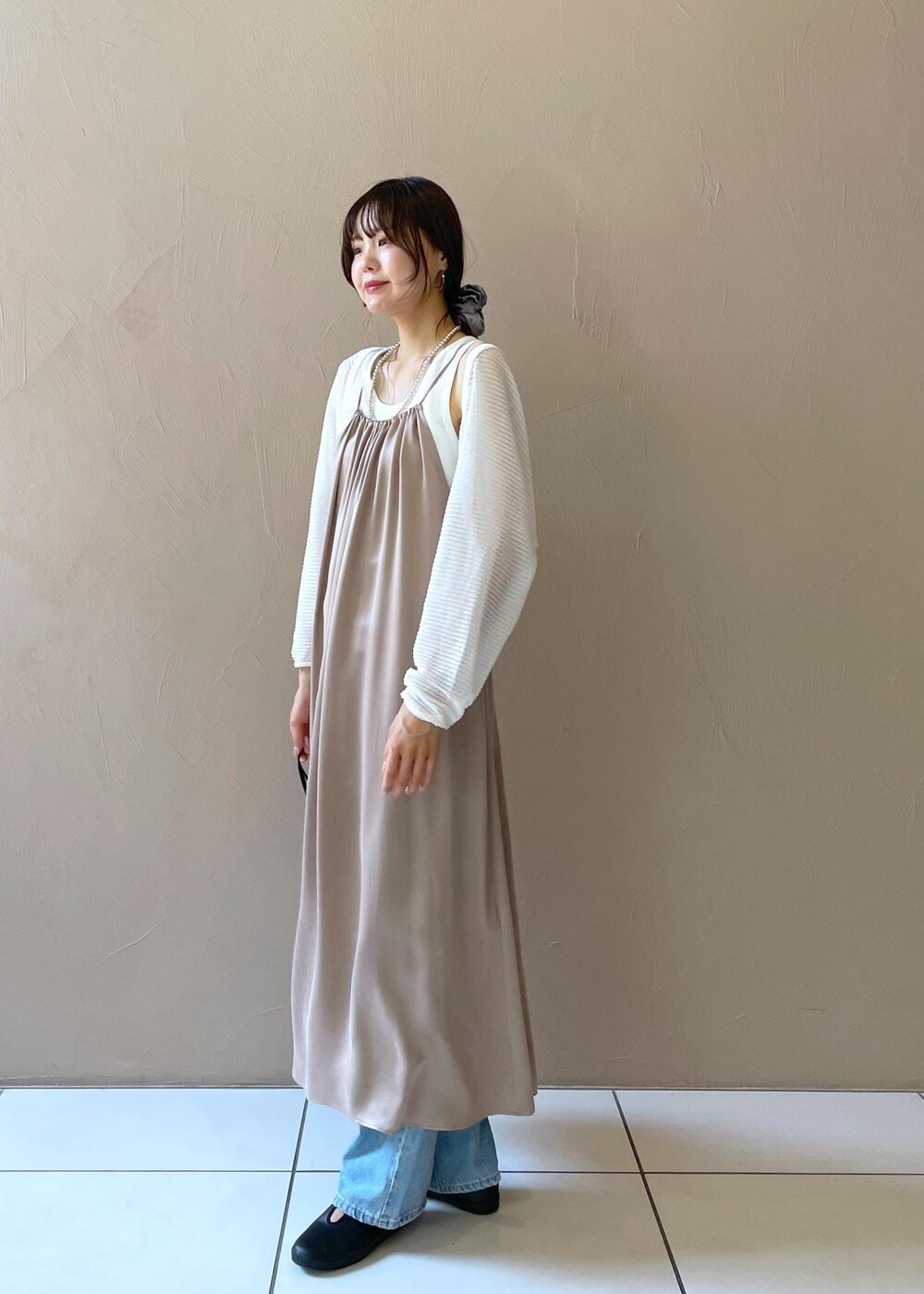 ブラック系のショルダーバッグ、ホワイト系のタンクトップ、ホワイト系のカーディガン/ボレロを着用したレディースの夏コーディネートの3枚目の写真