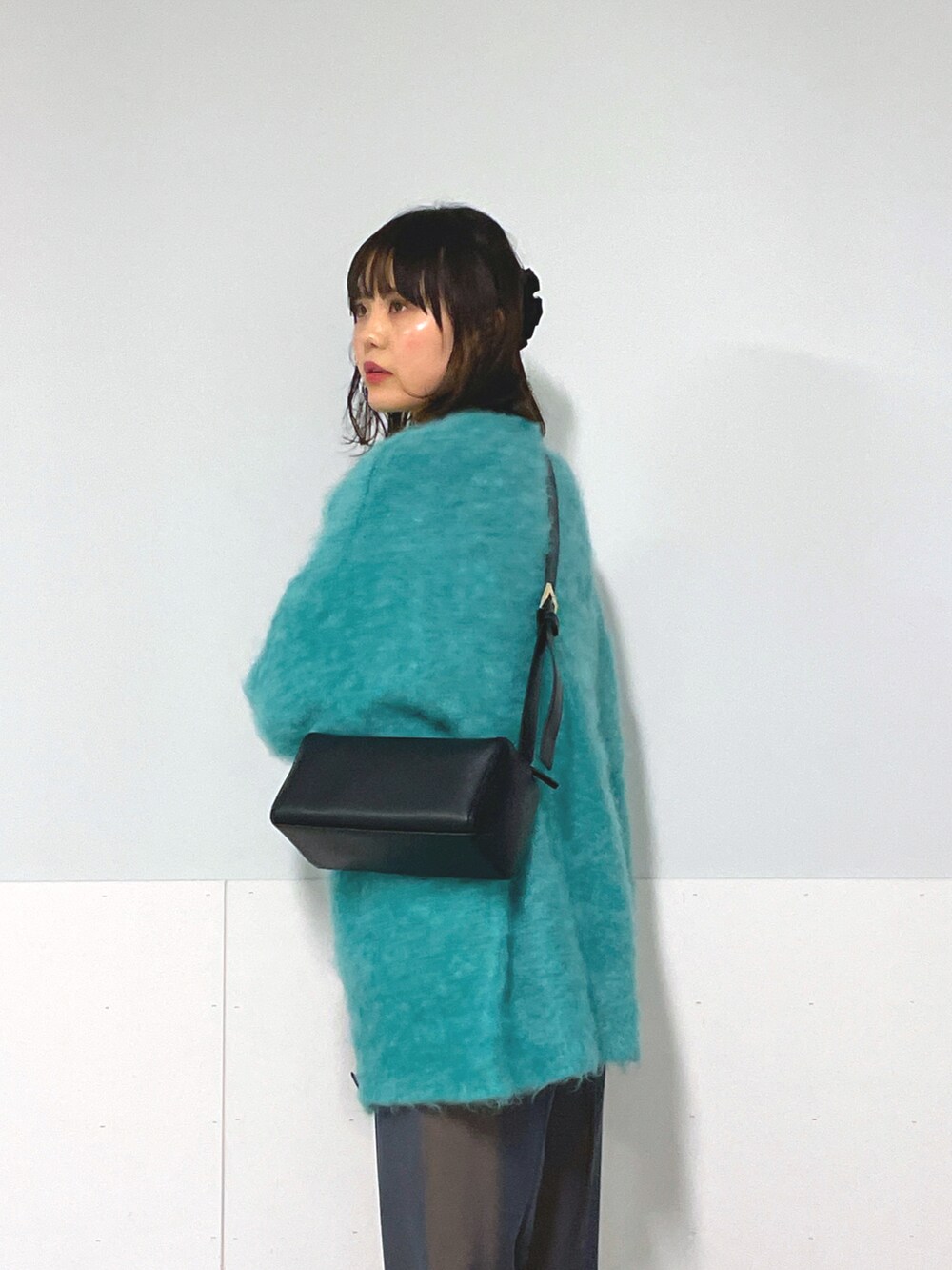 ブラック系のショルダーバッグ、ブラウン系のその他パンツ、ブラック系のバレエシューズを着用したレディースの秋コーディネートの3枚目の写真