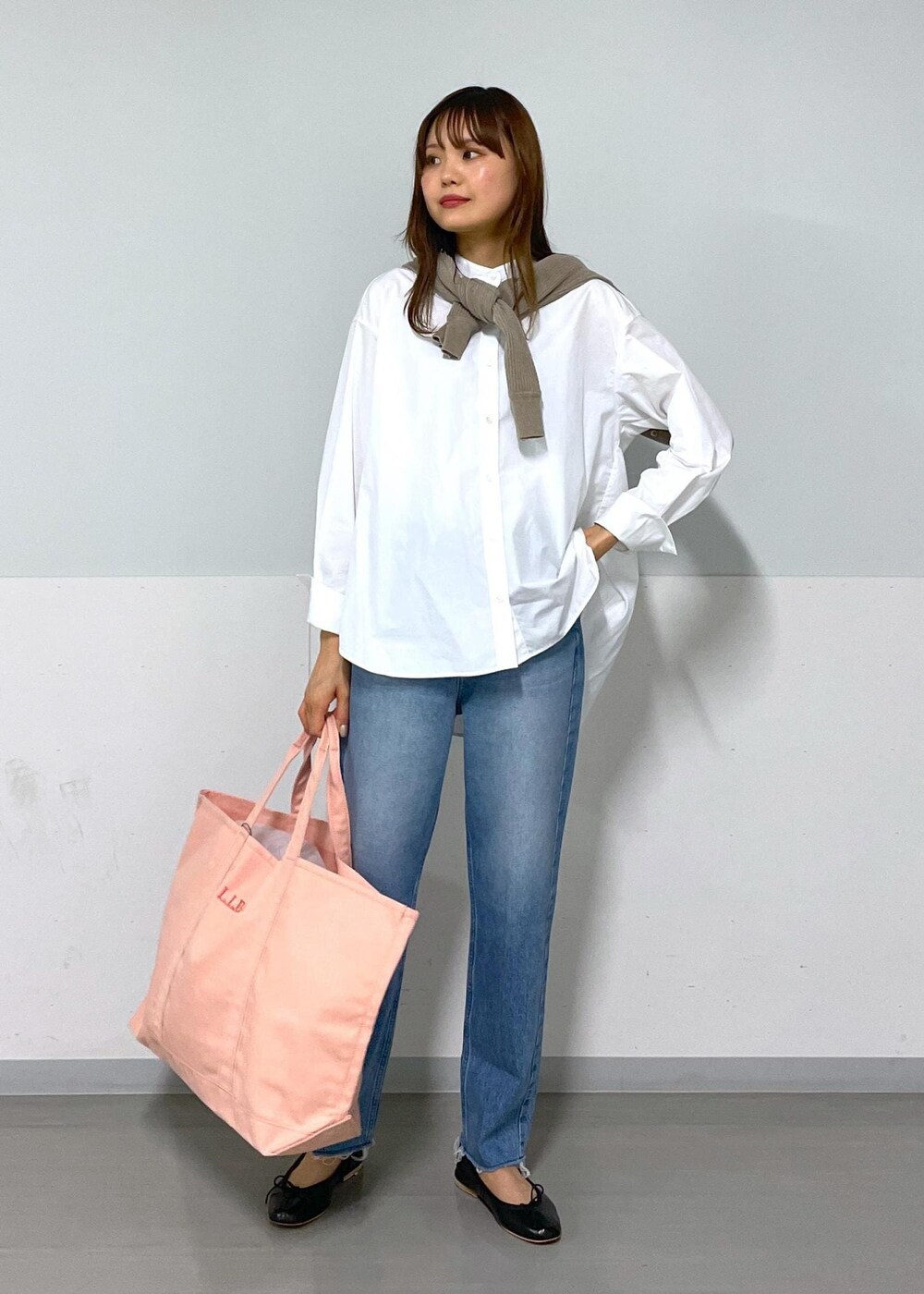 「redcard、骨格ナチュラル、イエベ春、高身長、高身長コーデ、大人カジュアル、Creamy Cotton、秋コーデ、クリーミーコットン、サロンアダムエロペ、23AW秋の新作、ピンク、トートバッグ、ホワイト、シャツ」|「SALON adam et rope'の【NIPPON CULTURE】バックフレアバンドカラーシャツ 無地/ストライプ(シャツ/ブラウス、ホワイト系)」を使った、AZUMAさん(レディース・171cm)の秋コーディネートの5枚目の写真