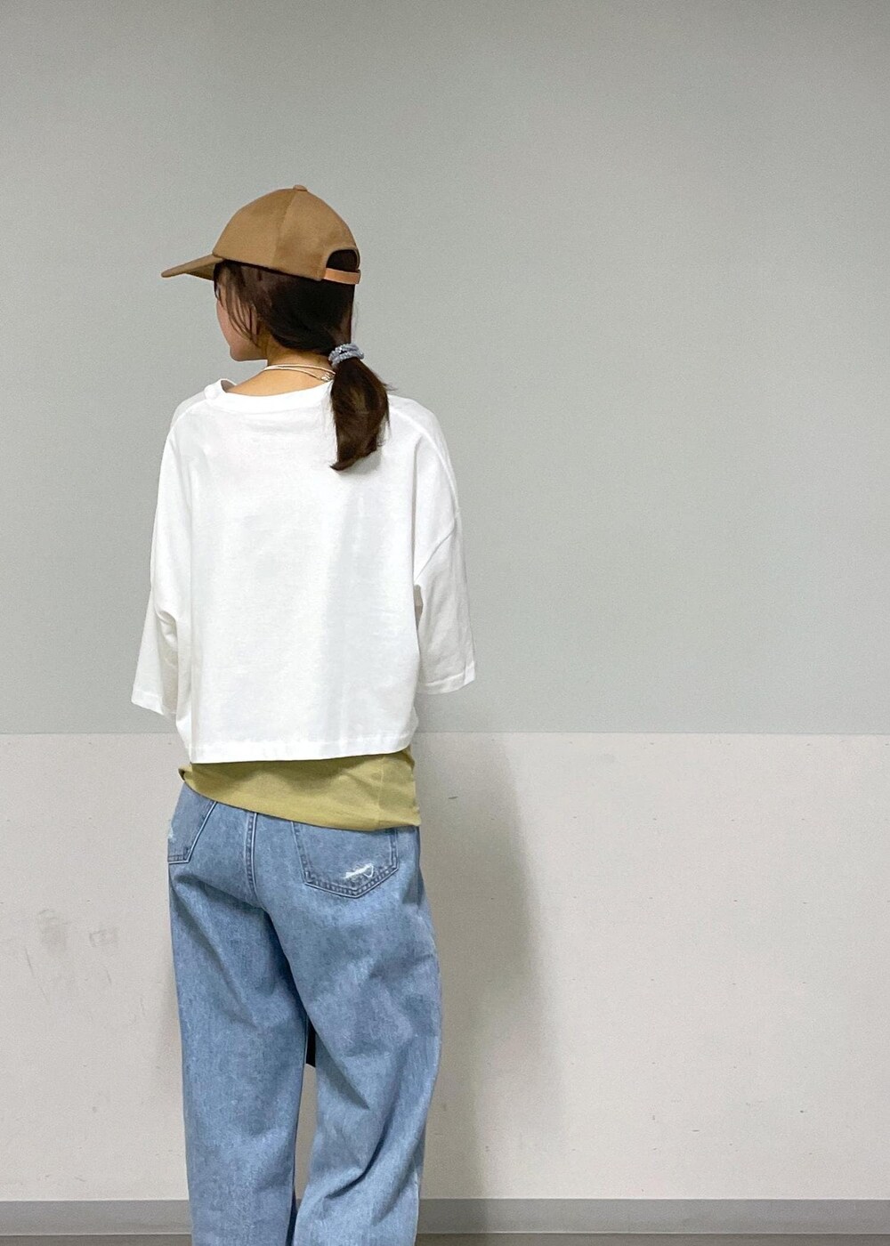 シルバー系のサンダル、ホワイト系のTシャツ/カットソー、イエロー系のキャミソールを着用したレディースの夏コーディネートの10枚目の写真