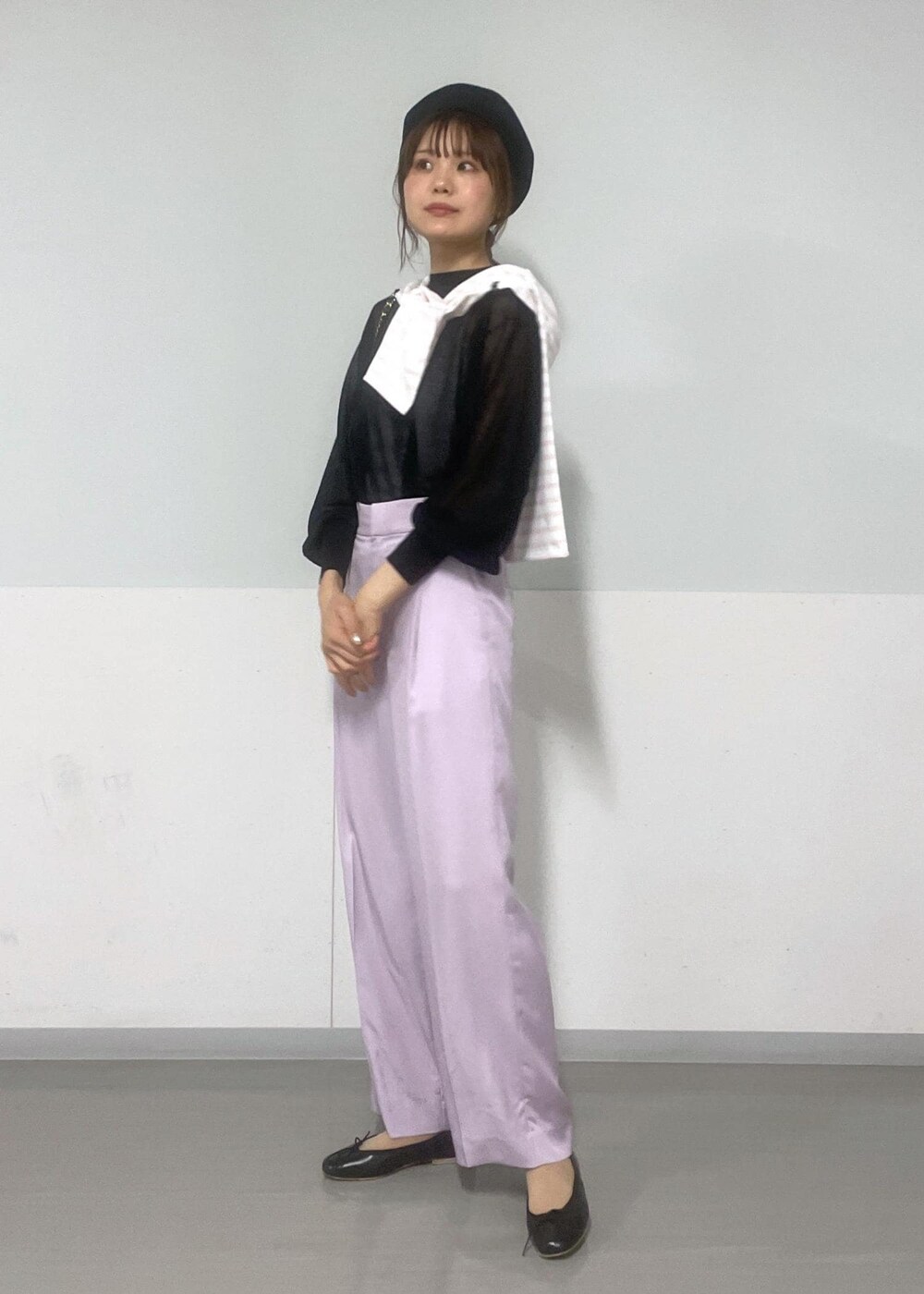 ブラック系のショルダーバッグ、パープル系のその他パンツ、ブラック系のTシャツ/カットソーを着用したレディースの夏コーディネートの2枚目の写真