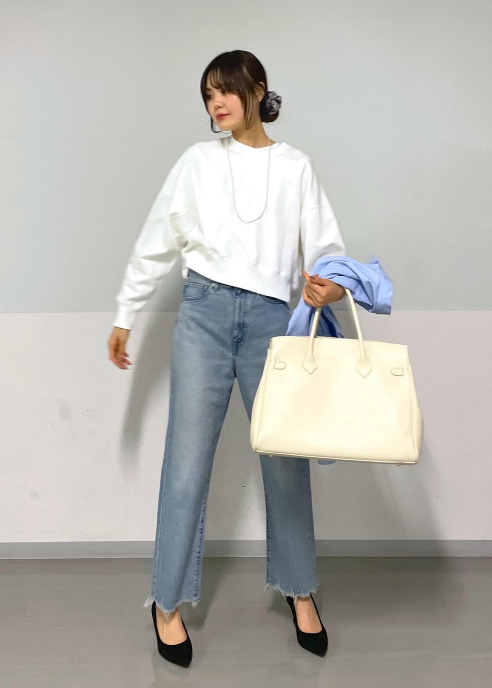 ブルー系のシャツ/ブラウス、ホワイト系のスウェット、ブルー系のデニムパンツを着用したレディースの冬コーディネートの7枚目の写真