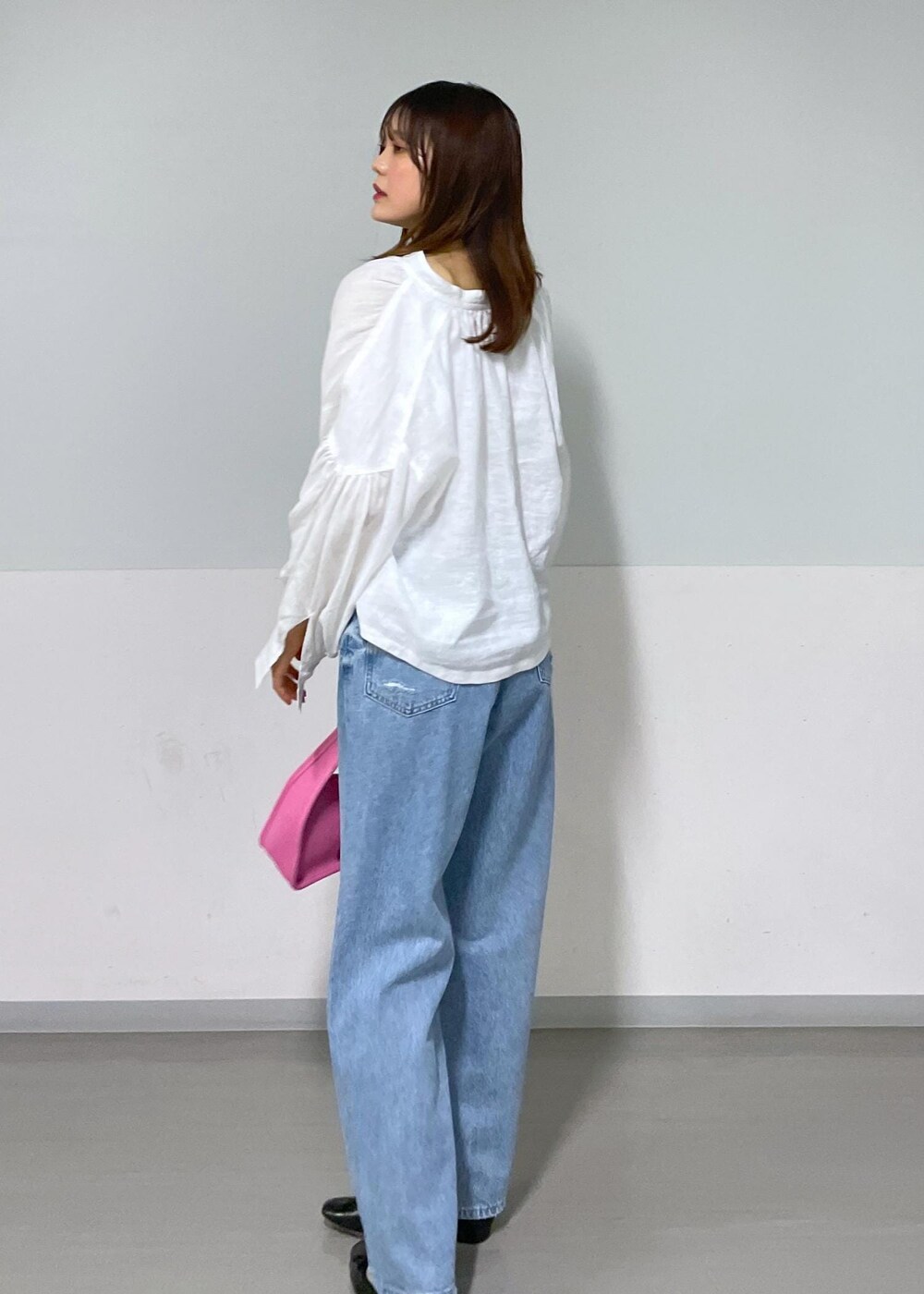 グレー系のタンクトップ、ピンク系のハンドバッグ、ホワイト系のシャツ/ブラウスを着用したレディースの夏コーディネートの9枚目の写真