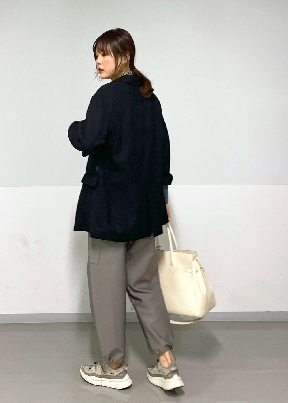 グレー系のTシャツ/カットソー、グレー系のカーゴパンツ、ブラック系のテーラードジャケットを着用したレディースの春コーディネートの4枚目の写真