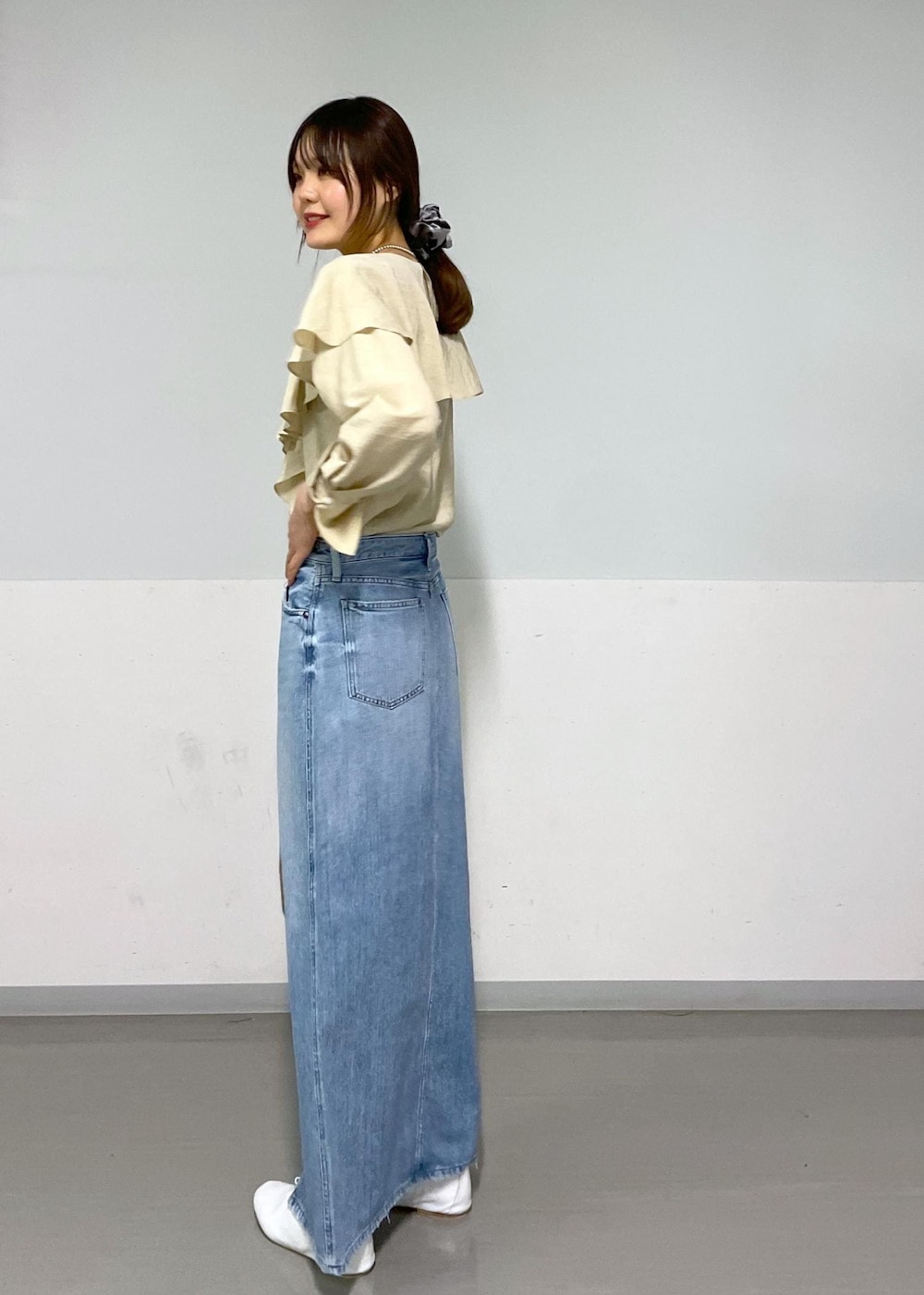 ホワイト系のその他シューズ、ベージュ系のハンドバッグ、ベージュ系のシャツ/ブラウスを着用したレディースの春コーディネートの6枚目の写真