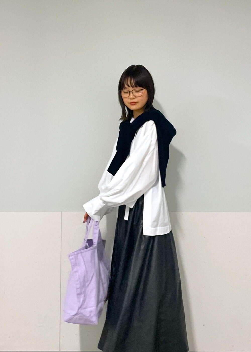 ブラック系のスカート、ブラック系のカーディガン/ボレロ、ホワイト系のシャツ/ブラウスを着用したレディースの秋コーディネートの6枚目の写真