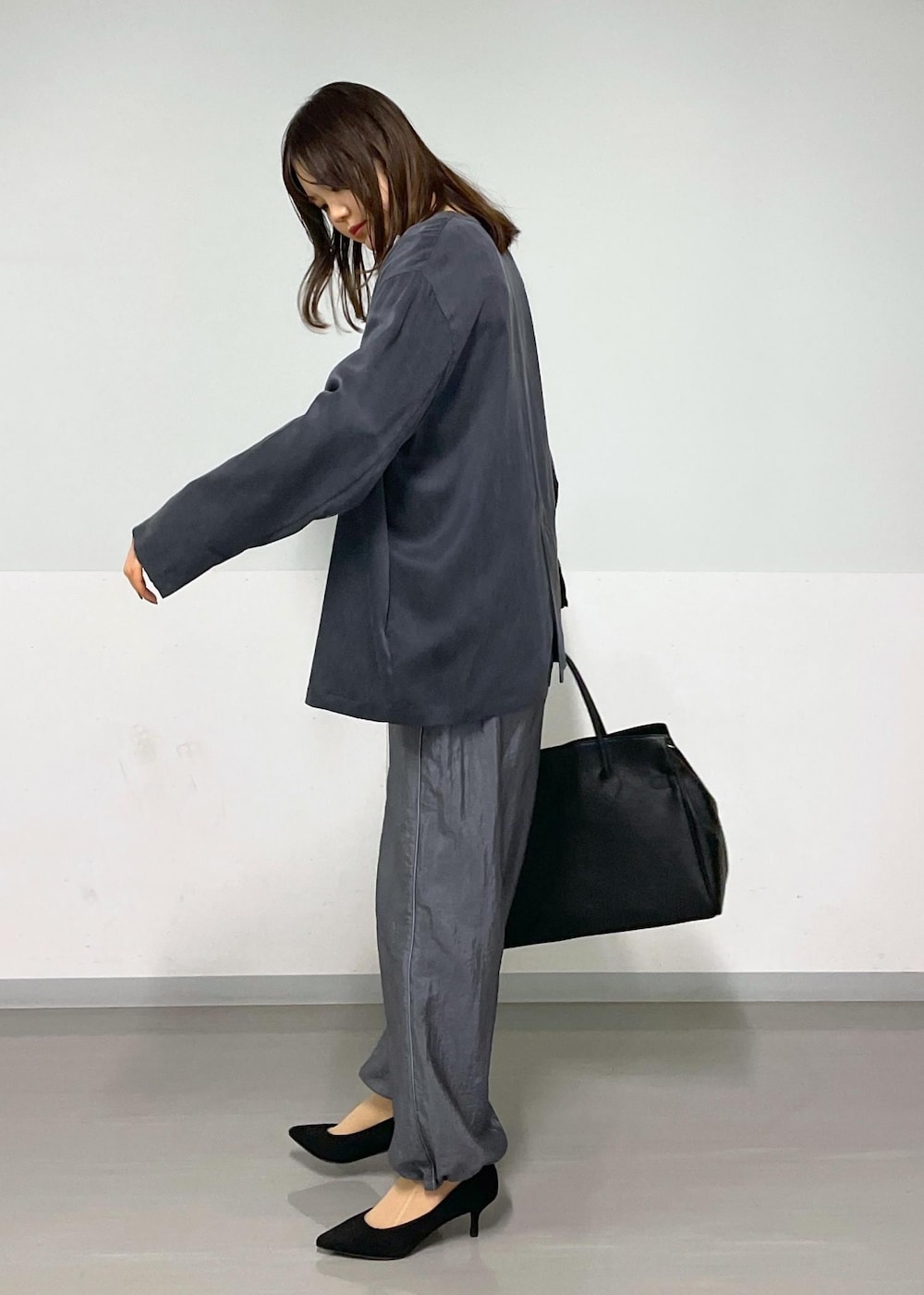 ホワイト系のTシャツ/カットソー、グレー系のその他パンツ、グレー系のノーカラージャケットを着用したレディースの冬コーディネートの9枚目の写真