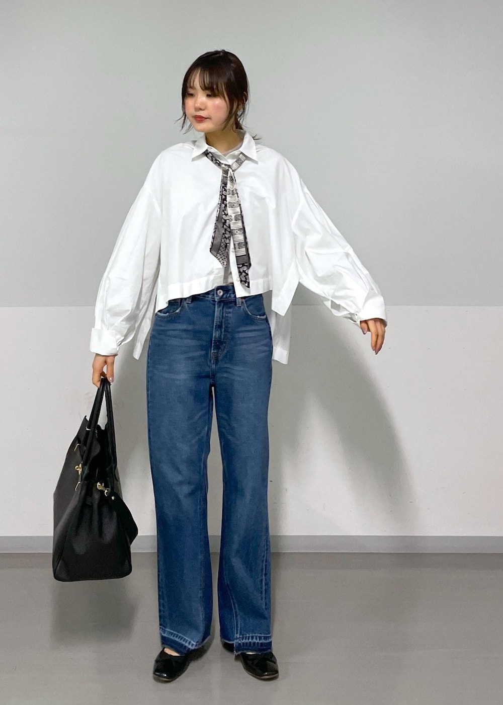 ホワイト系のシャツ/ブラウス、ブルー系のデニムパンツを着用したレディースの春コーディネートの2枚目の写真