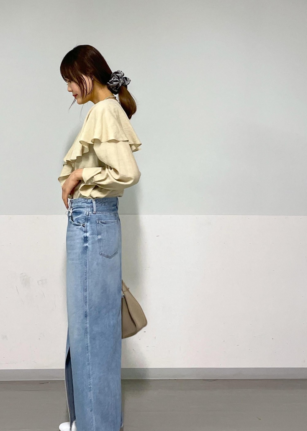 ホワイト系のその他シューズ、ベージュ系のハンドバッグ、ベージュ系のシャツ/ブラウスを着用したレディースの春コーディネートの3枚目の写真