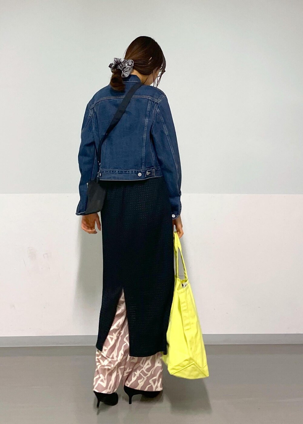 イエロー系のその他パンツ、ブラック系のスカート、ブラック系のトートバッグを着用したレディースの春コーディネートの7枚目の写真