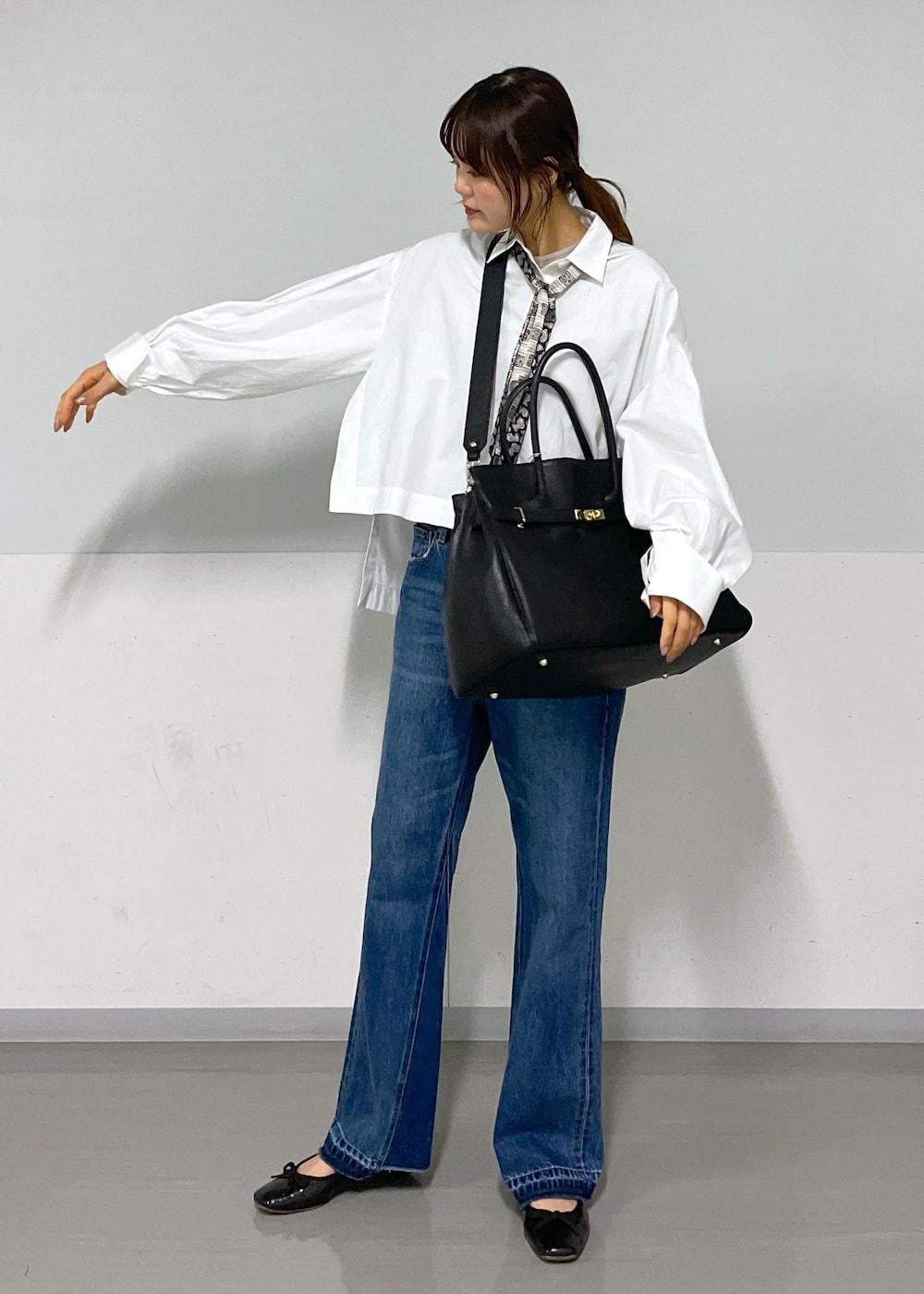 ホワイト系のシャツ/ブラウス、ブルー系のデニムパンツを着用したレディースの春コーディネートの7枚目の写真