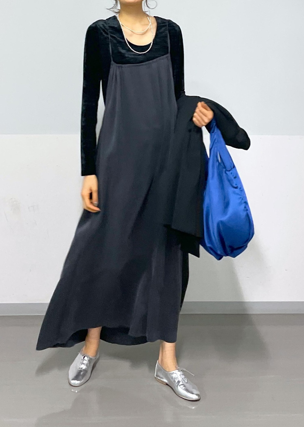 シルバー系のその他シューズ、ブラック系のTシャツ/カットソー、グレー系のワンピースを着用したレディースの冬コーディネートの9枚目の写真