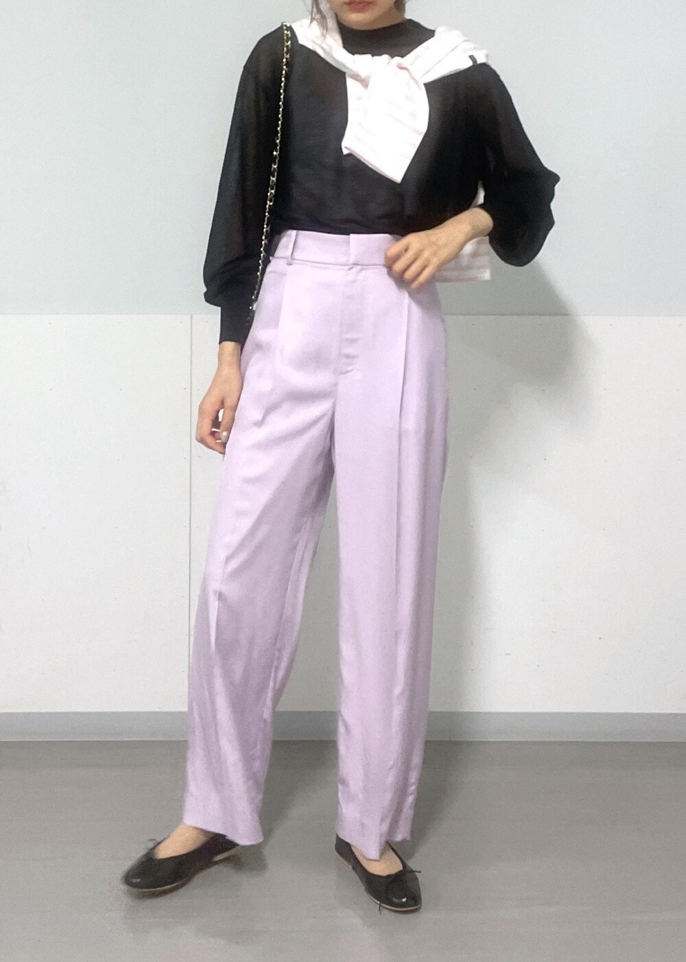 ブラック系のショルダーバッグ、パープル系のその他パンツ、ブラック系のTシャツ/カットソーを着用したレディースの夏コーディネートの4枚目の写真