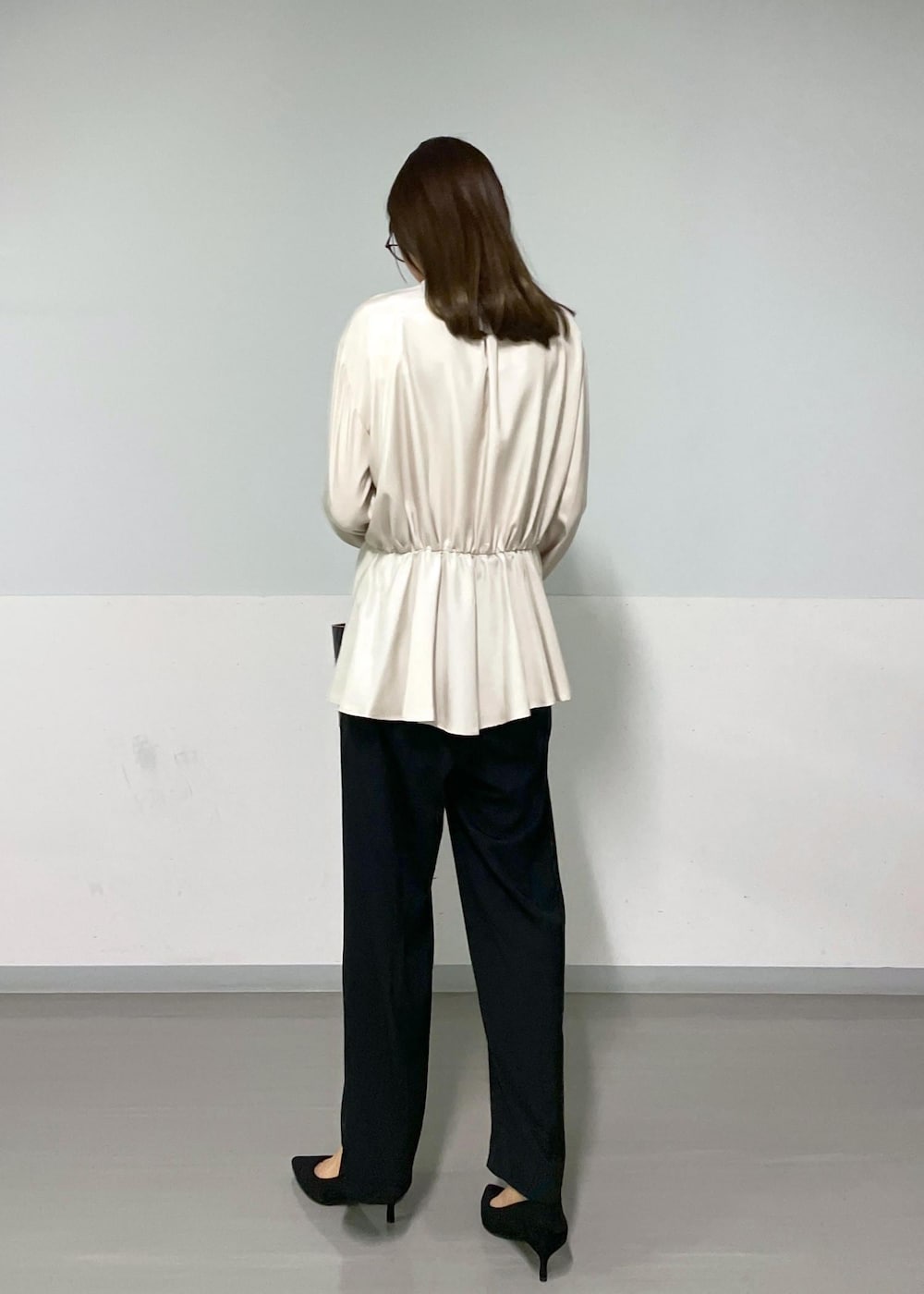 ブラック系のトートバッグ、ブラック系のスラックス、ベージュ系のシャツ/ブラウスを着用したレディースの春コーディネートの10枚目の写真