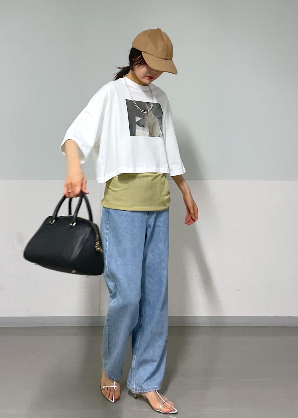 シルバー系のサンダル、ホワイト系のTシャツ/カットソー、イエロー系のキャミソールを着用したレディースの夏コーディネートの3枚目の写真