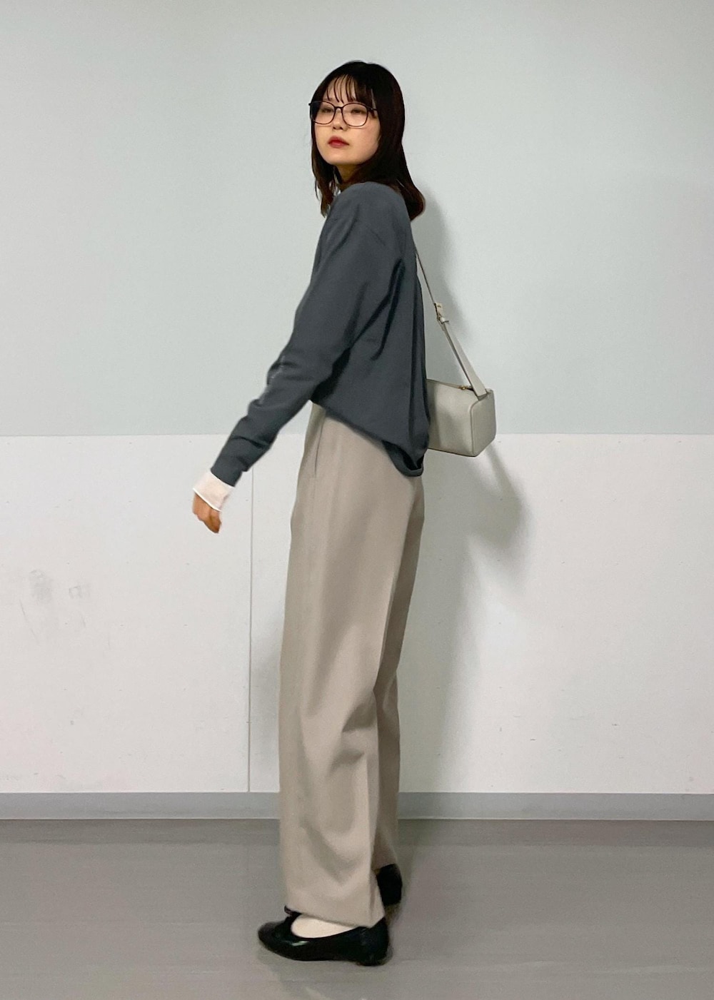 グレー系のショルダーバッグ、ベージュ系のその他パンツ、グレー系のTシャツ/カットソーを着用したレディースの秋コーディネートの8枚目の写真