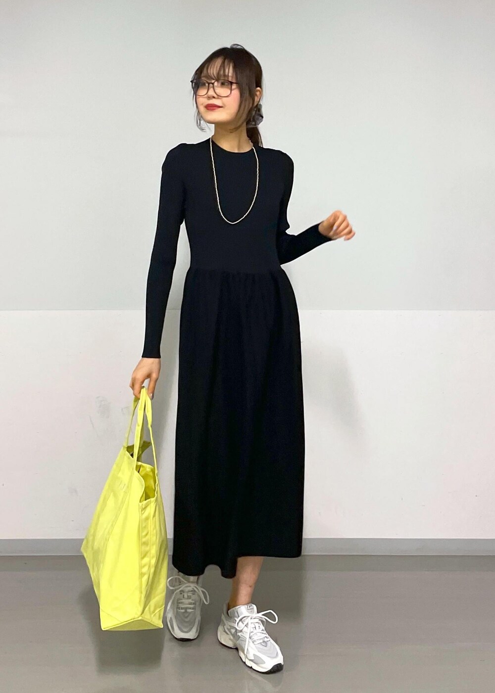 ブラック系のワンピース、ホワイト系のスニーカーを着用したレディースの春コーディネートの10枚目の写真