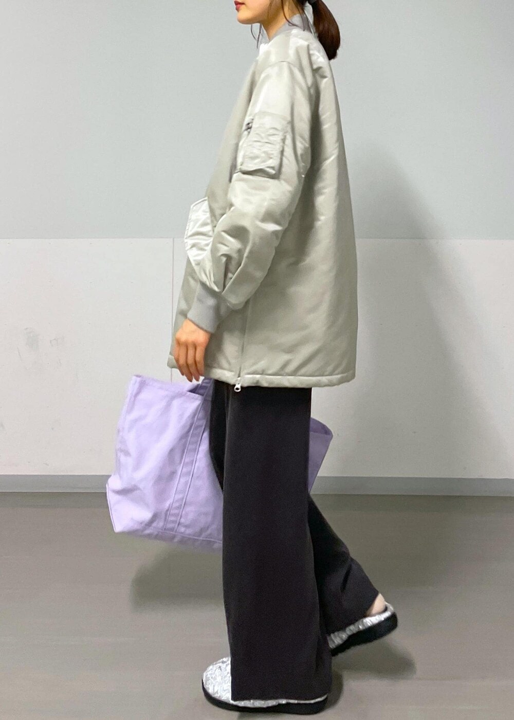 ホワイト系のシャツ/ブラウス、グレー系のその他パンツ、グレー系のMA-1を着用したレディースの秋コーディネートの4枚目の写真