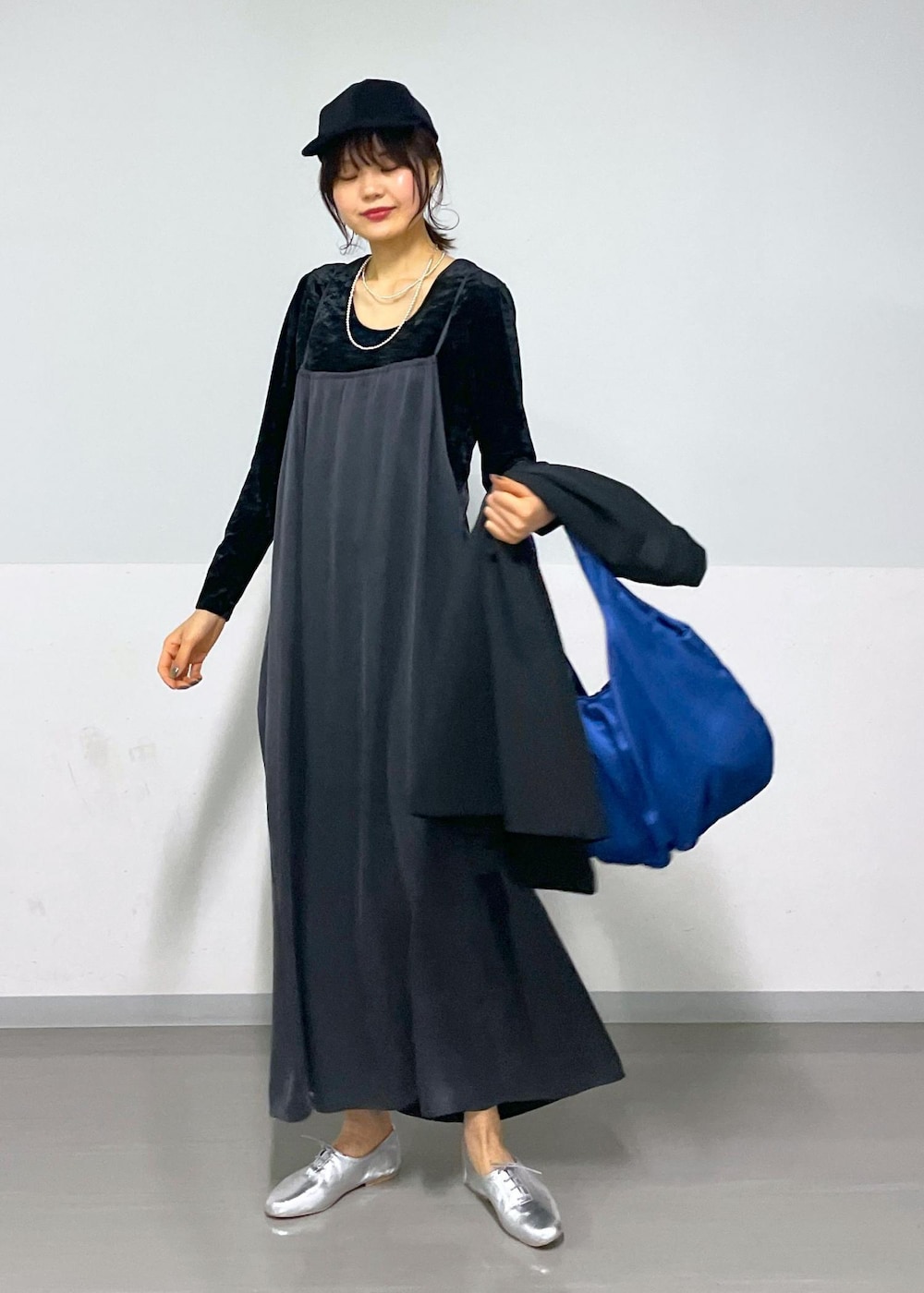 シルバー系のその他シューズ、ブラック系のTシャツ/カットソー、グレー系のワンピースを着用したレディースの冬コーディネートの10枚目の写真