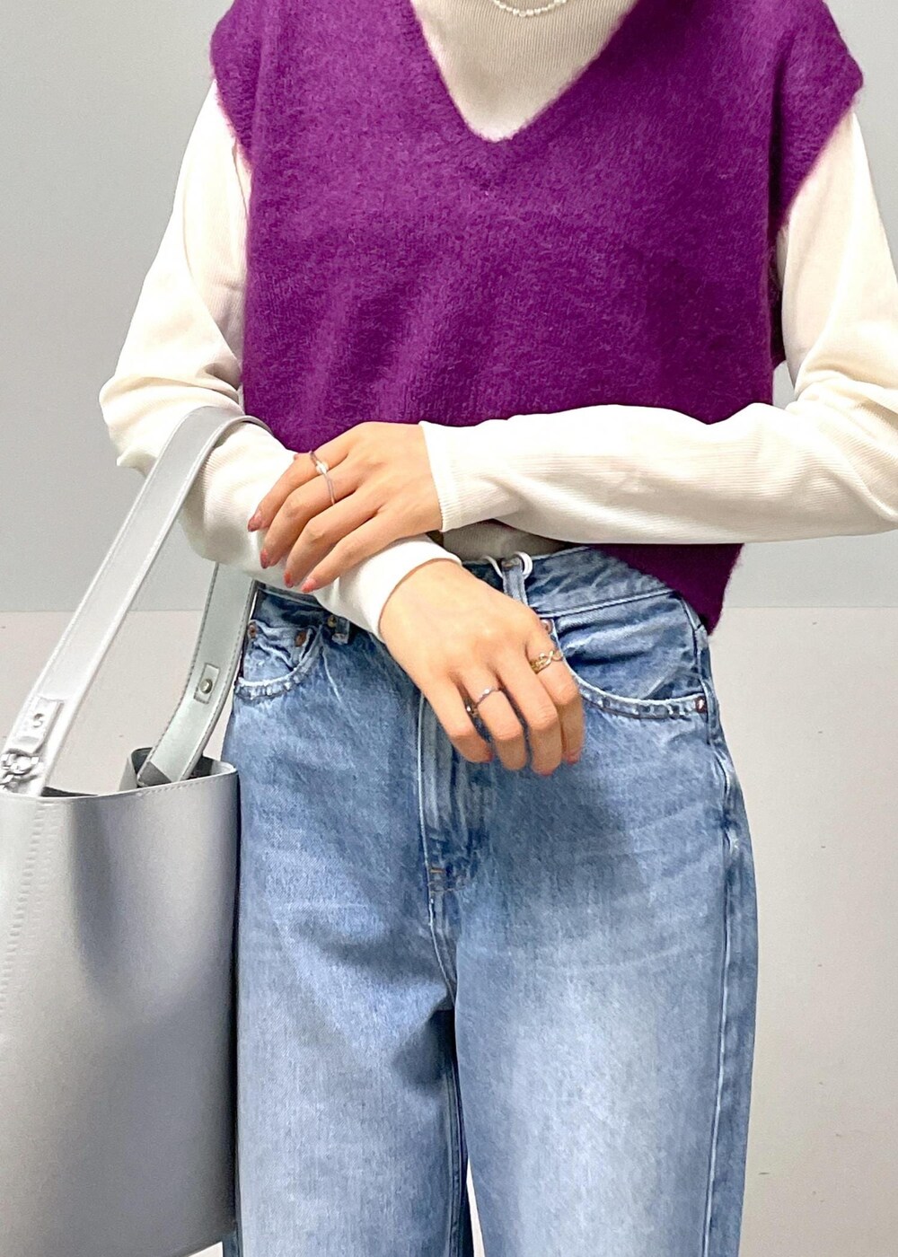 ブラック系のサンダル、シルバー系のトートバッグ、パープル系のベストを着用したレディースの夏コーディネートの6枚目の写真