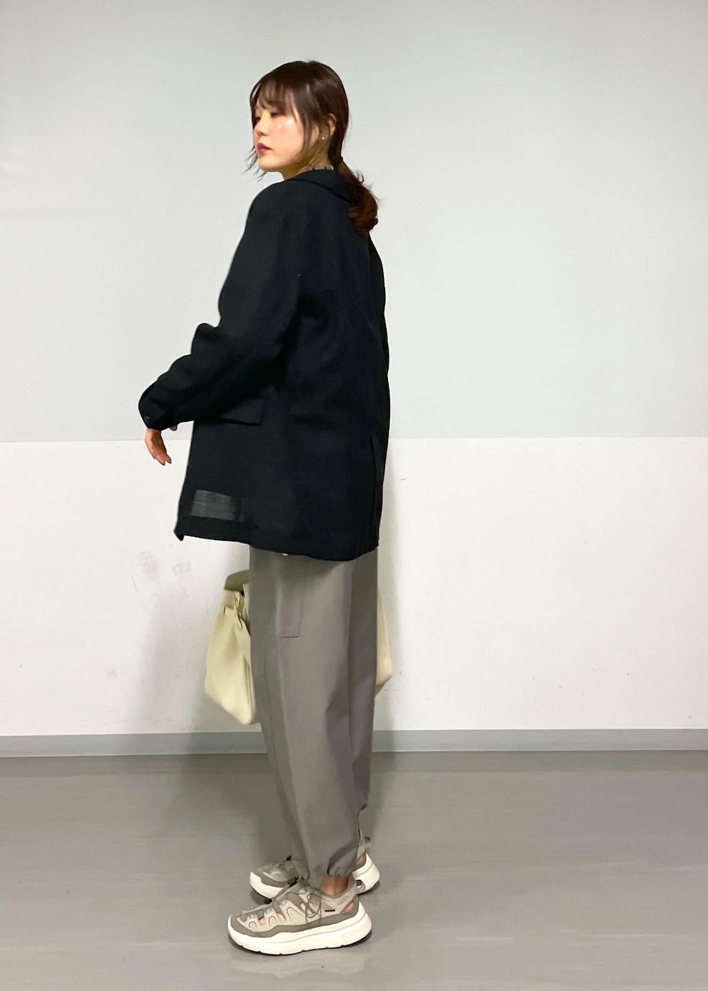 グレー系のTシャツ/カットソー、グレー系のカーゴパンツ、ブラック系のテーラードジャケットを着用したレディースの春コーディネートの6枚目の写真