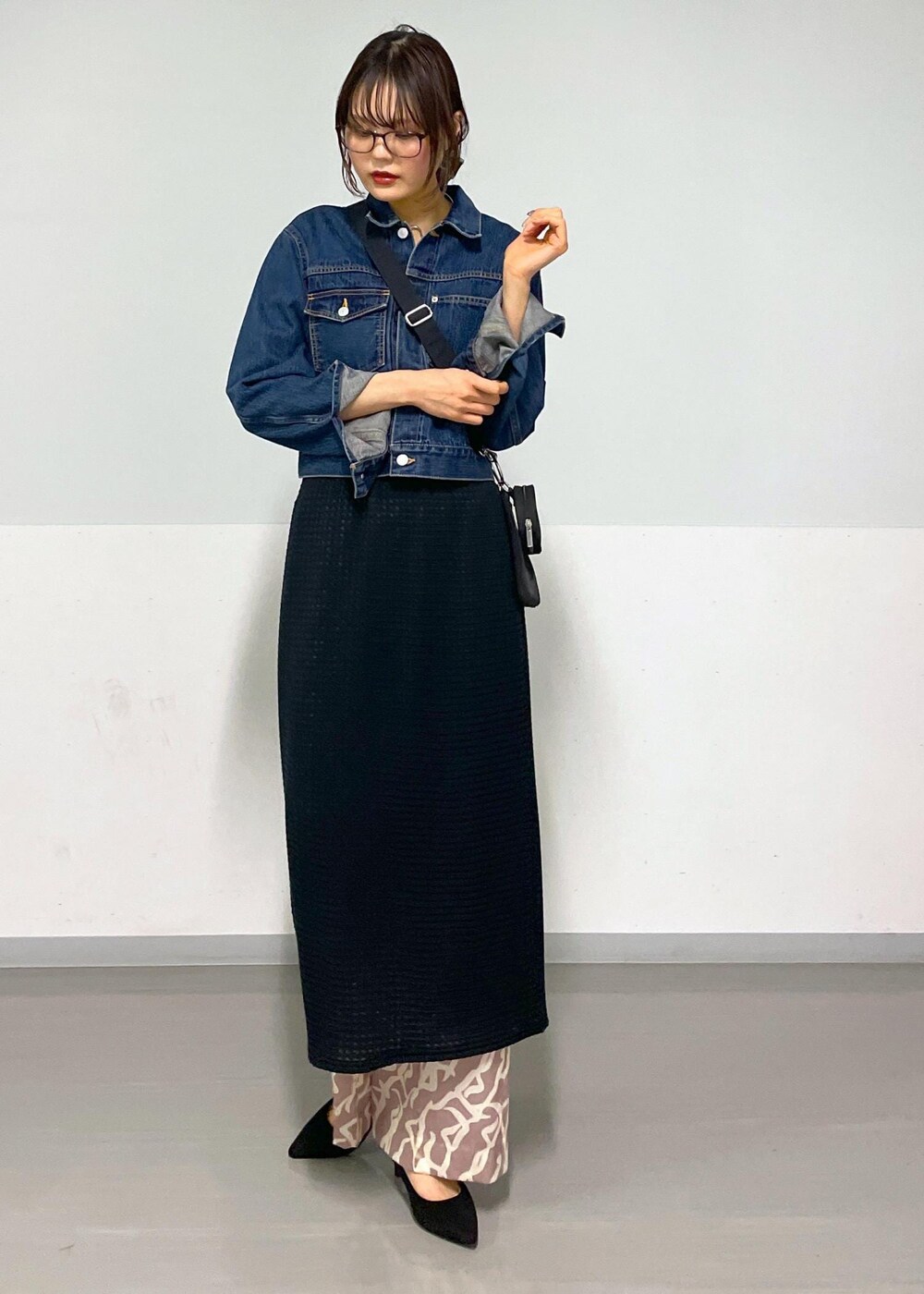 イエロー系のその他パンツ、ブラック系のスカート、ブラック系のトートバッグを着用したレディースの春コーディネートの4枚目の写真