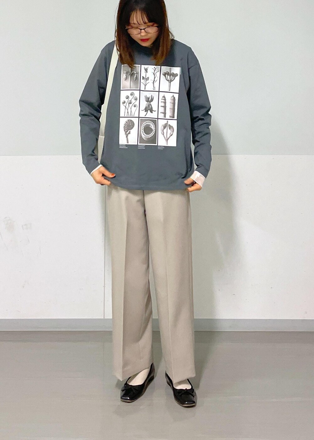 グレー系のショルダーバッグ、ベージュ系のその他パンツ、グレー系のTシャツ/カットソーを着用したレディースの秋コーディネートの9枚目の写真