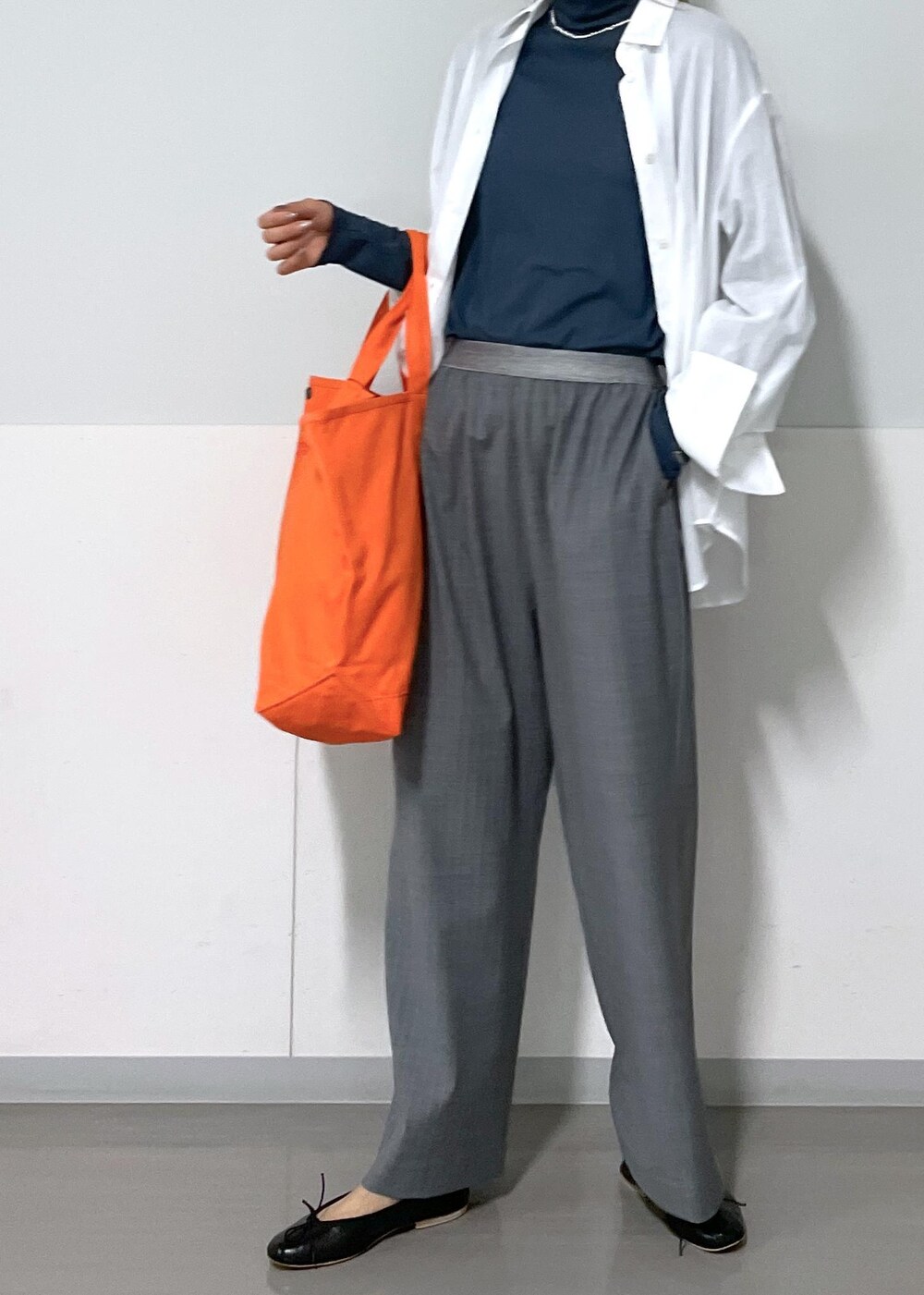 ブルー系のTシャツ/カットソー、グレー系のスラックス、ホワイト系のシャツ/ブラウスを着用したレディースの夏コーディネートの6枚目の写真