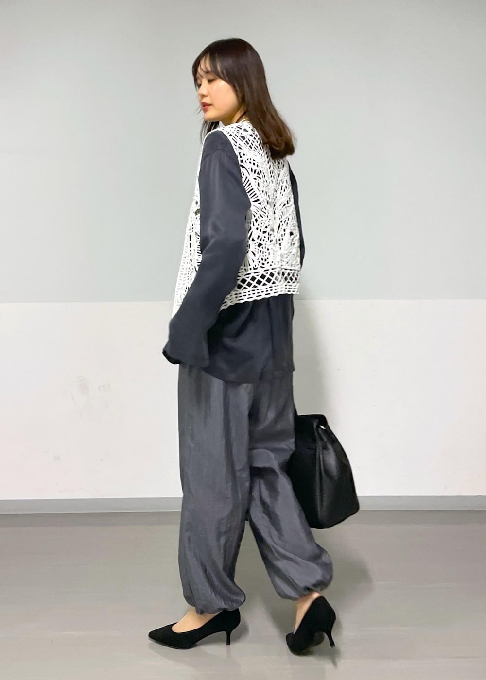 ホワイト系のTシャツ/カットソー、グレー系のその他パンツ、グレー系のノーカラージャケットを着用したレディースの冬コーディネートの3枚目の写真