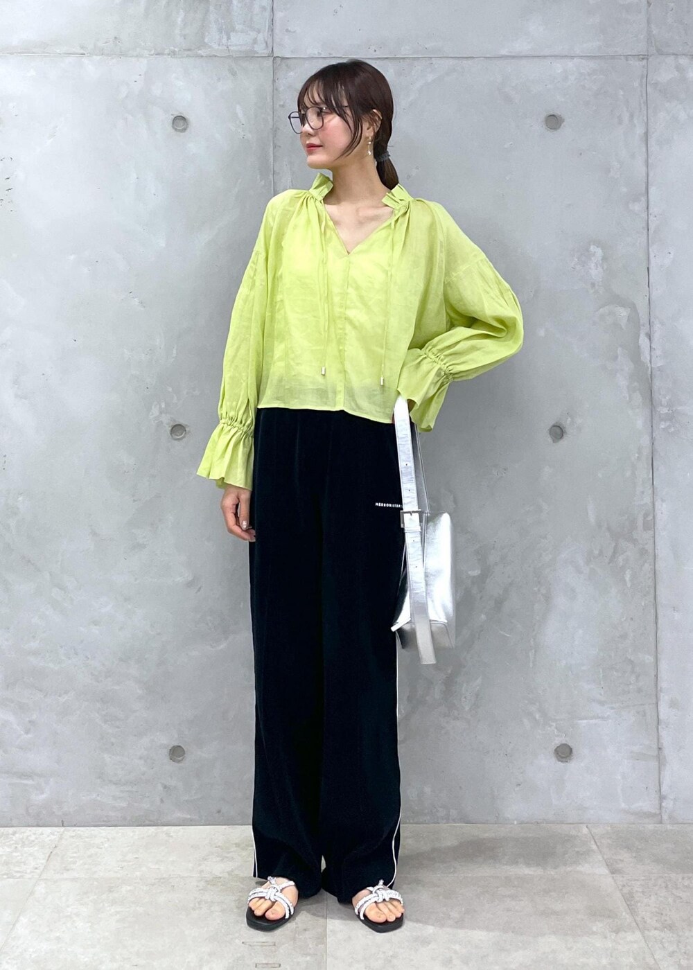 シルバー系のショルダーバッグ、ブラック系のその他パンツ、シルバー系のサンダルを着用したレディースの春コーディネートの5枚目の写真