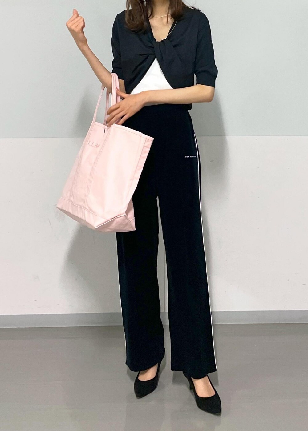 ブラック系のその他パンツ、ホワイト系のキャミソールを着用したレディースの春コーディネートの9枚目の写真